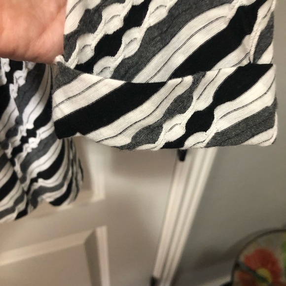 Dana Buchman woman’s size large duster, black, and gray striped. Flowing open - Picture 6 of 6